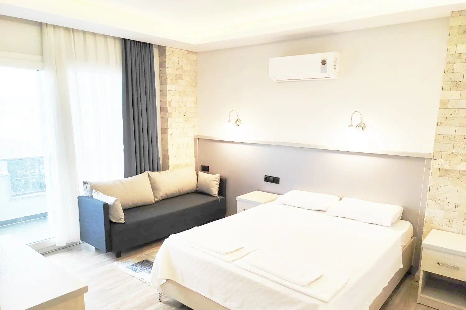 ToNe Otel'in aydınlık suit odası
